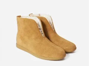 Katie Holmes shuffl es her  Ugg boots